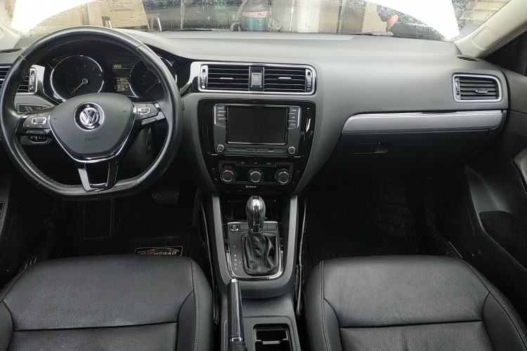 Used Volkswagen Sagitar 2018 1.6L Automatic Comfort Model Center Console