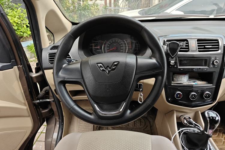 Used Wuling Zhengcheng 2015 1.8L Luxury Model LJ479QE2 Steering Wheel