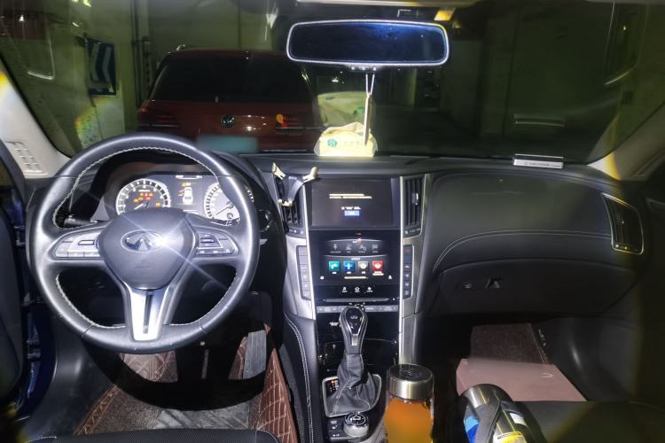 Used Infiniti Q50L 2018 2.0T Enjoyment Version China VI Standard Center Console