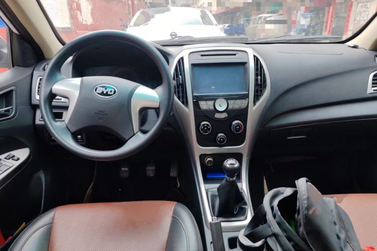 Used BYD F3 2015 Energy-Saving Edition 1.5L Manual Luxury Model Center Console