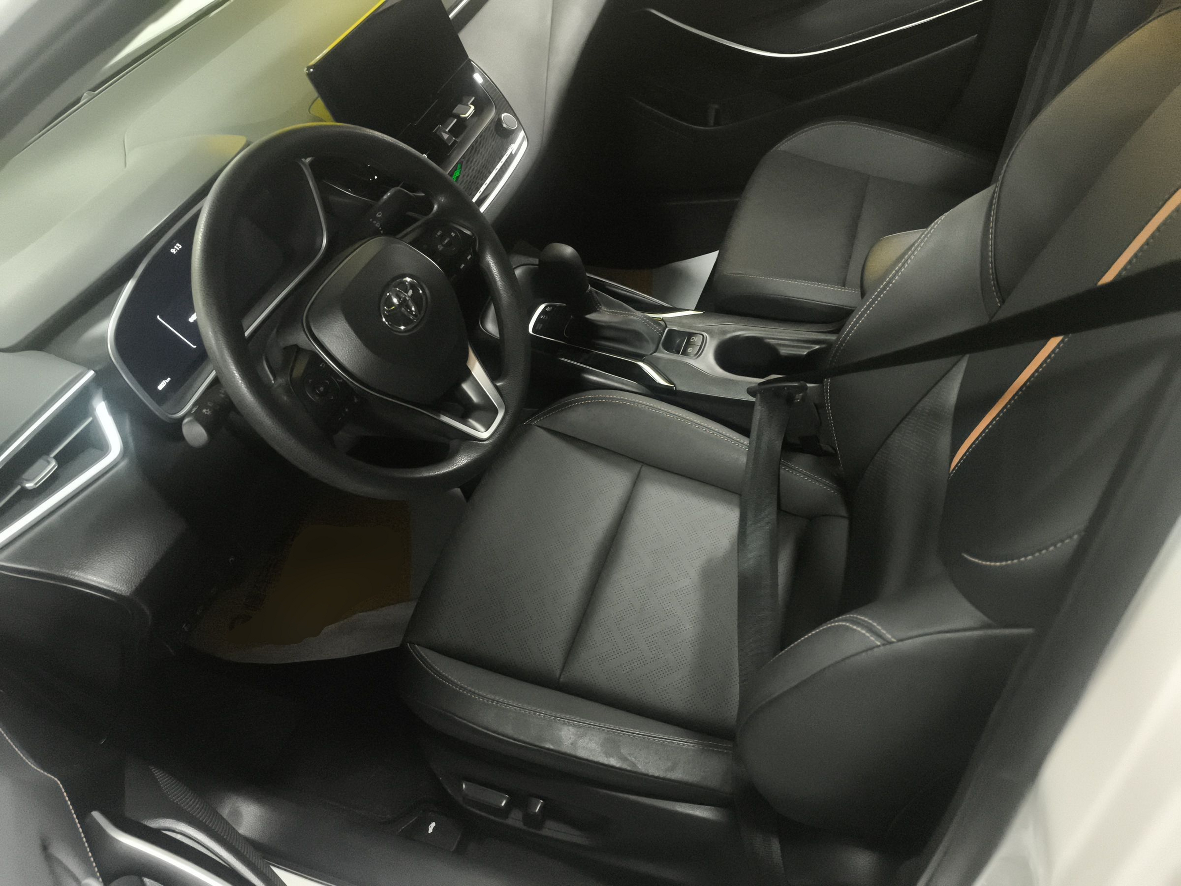 المقاعد الأمامية داخل السيارة