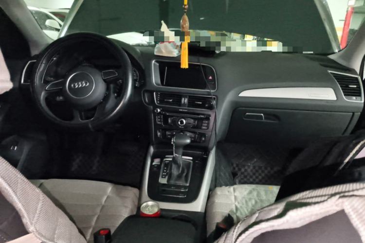 Used Audi Q5 2017 40 TFSI Ambition Edition Center Console