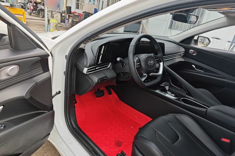 Used Hyundai Elantra 2022 1.5L CVT LUX Prestige Edition Driver Seat