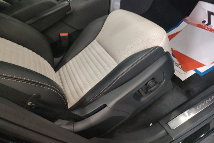 Used Land Rover Discovery 2021 360 PS R-Dynamic SE Right Front Seat