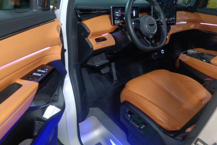 Used Geely Galaxy LEVC L380 2024 140-Degree 6-Seater All-Wheel-Drive Ultra