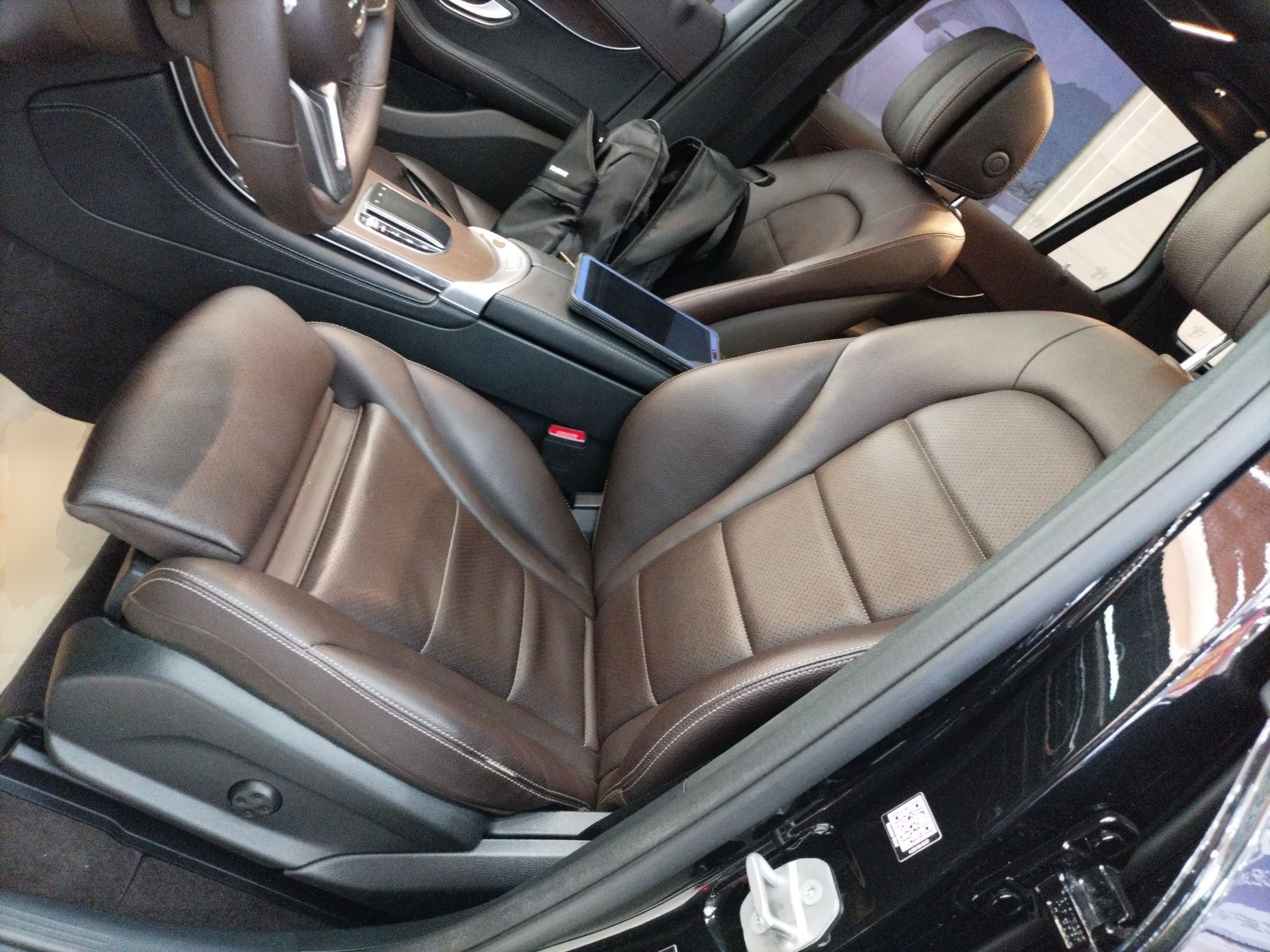 المقاعد الأمامية داخل السيارة