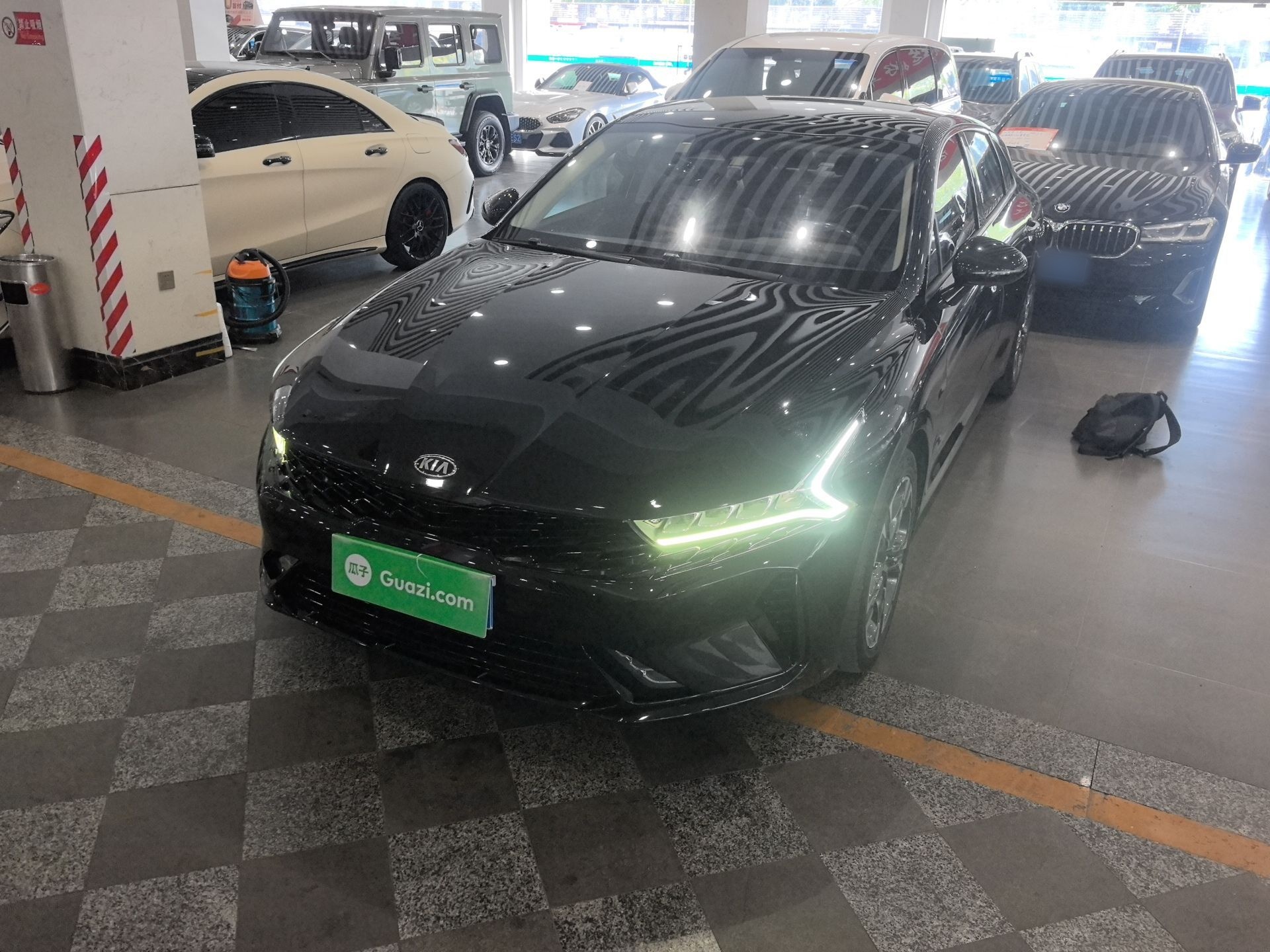 تحت مقدمة السيارة