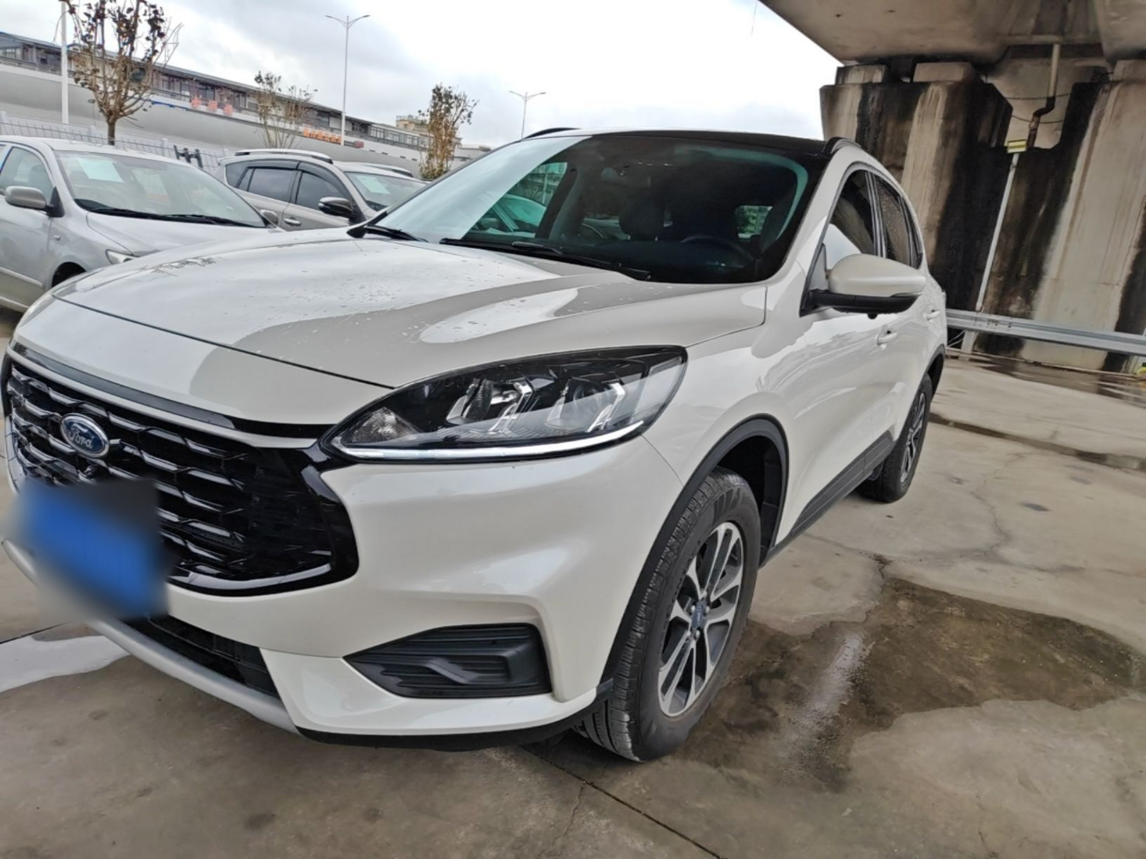 Под передней частью автомобиля
