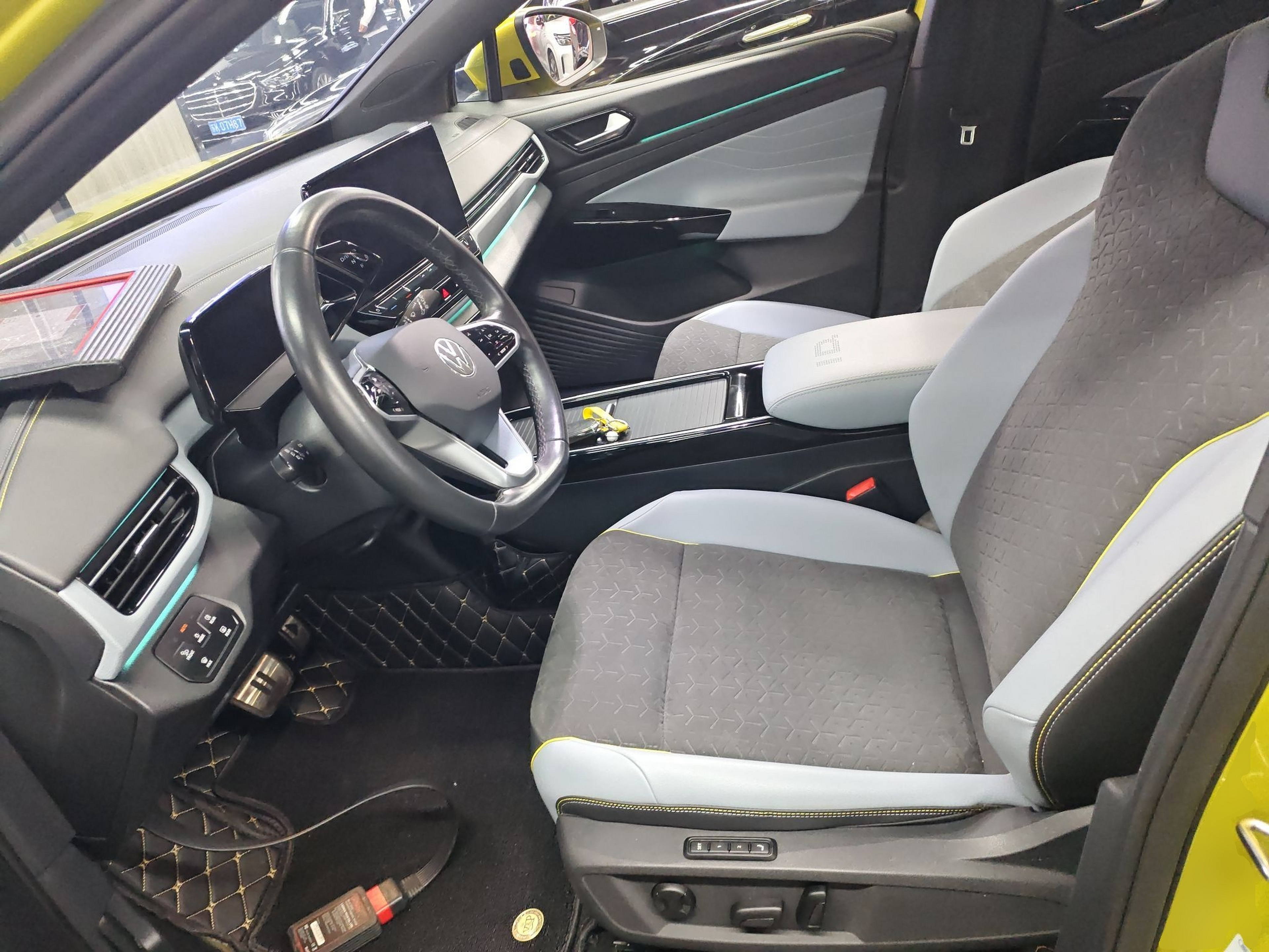 المقاعد الأمامية داخل السيارة