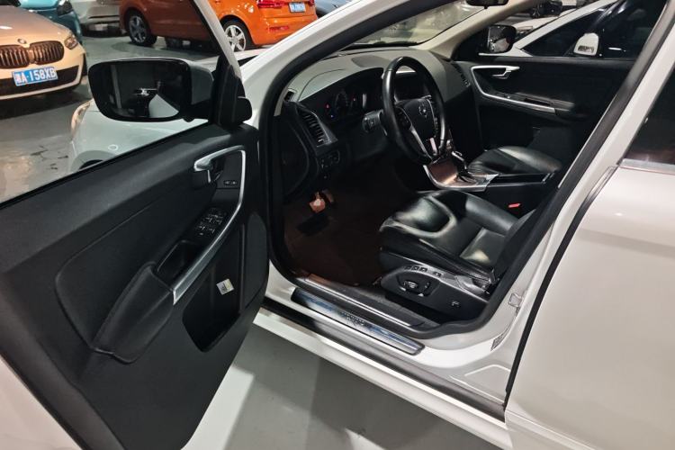 Used Volvo XC60 2017 T5 AWD Smart Upgrade Edition
