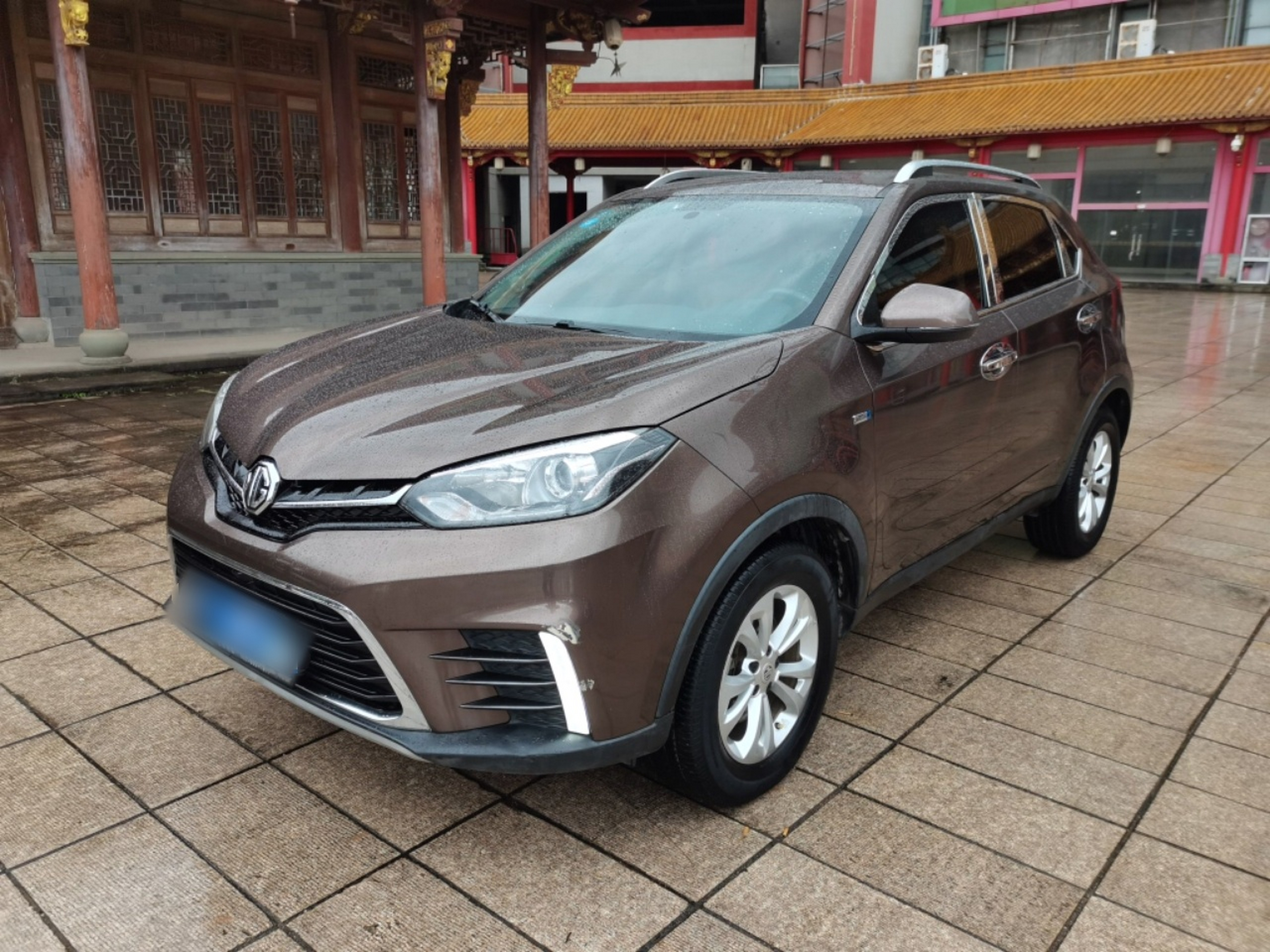 Под передней частью автомобиля
