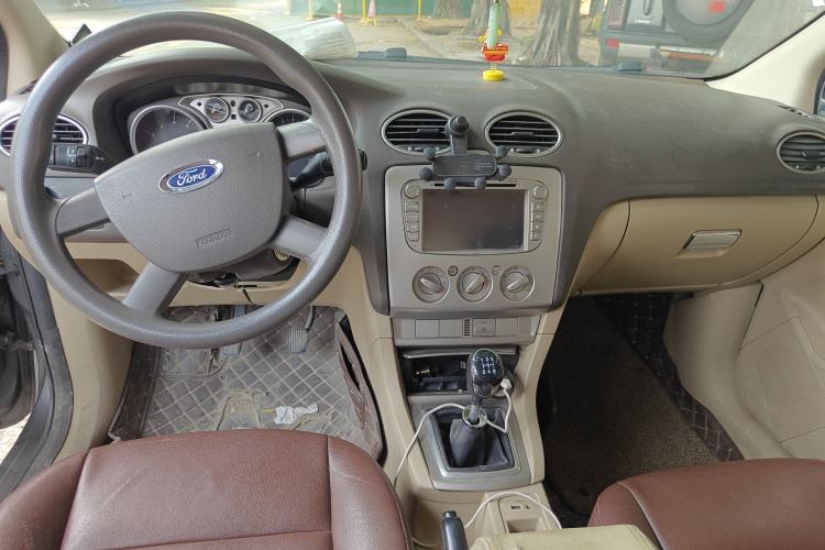 Used Ford Focus 2013 Sedan Classic 1.8L Manual Base Model Center Console