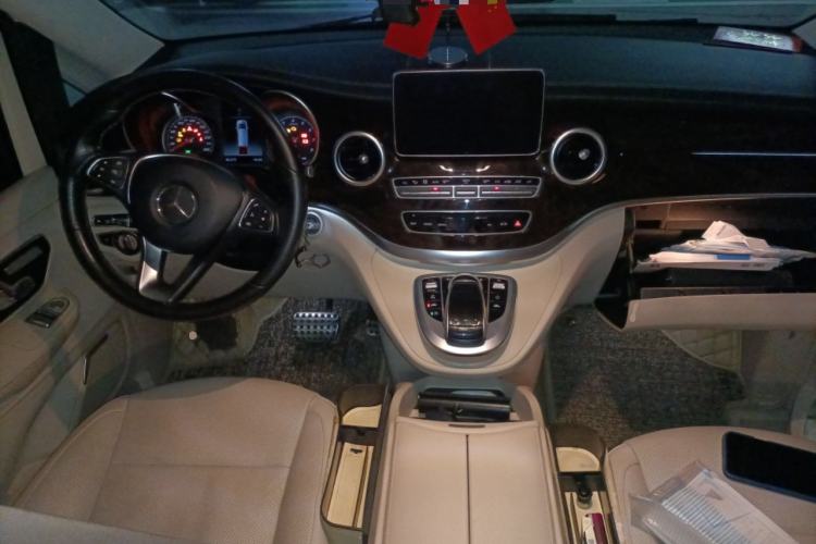 Used Mercedes-Benz V-Class 2017 V 260 L Prestige Extended Edition Center Console