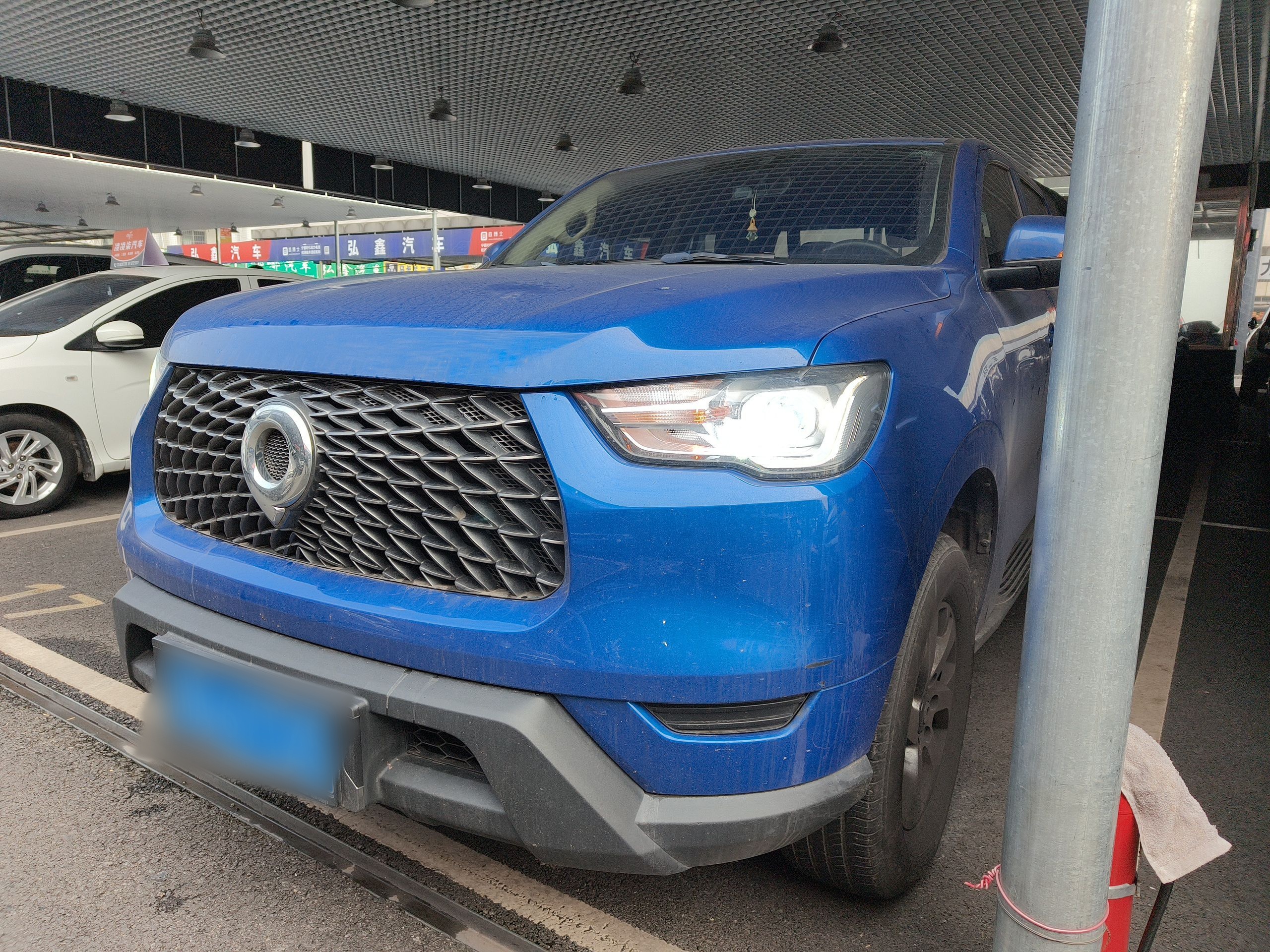 تحت مقدمة السيارة