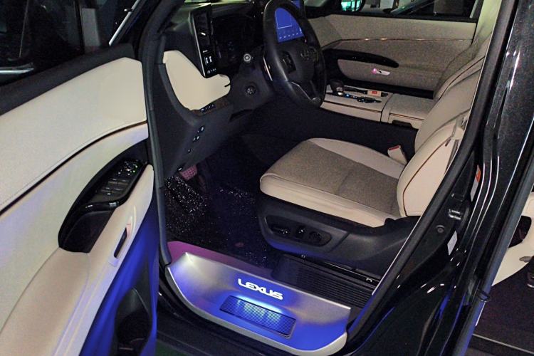 Used Lexus LM 2023 500h Six-Seater Prestige Edition