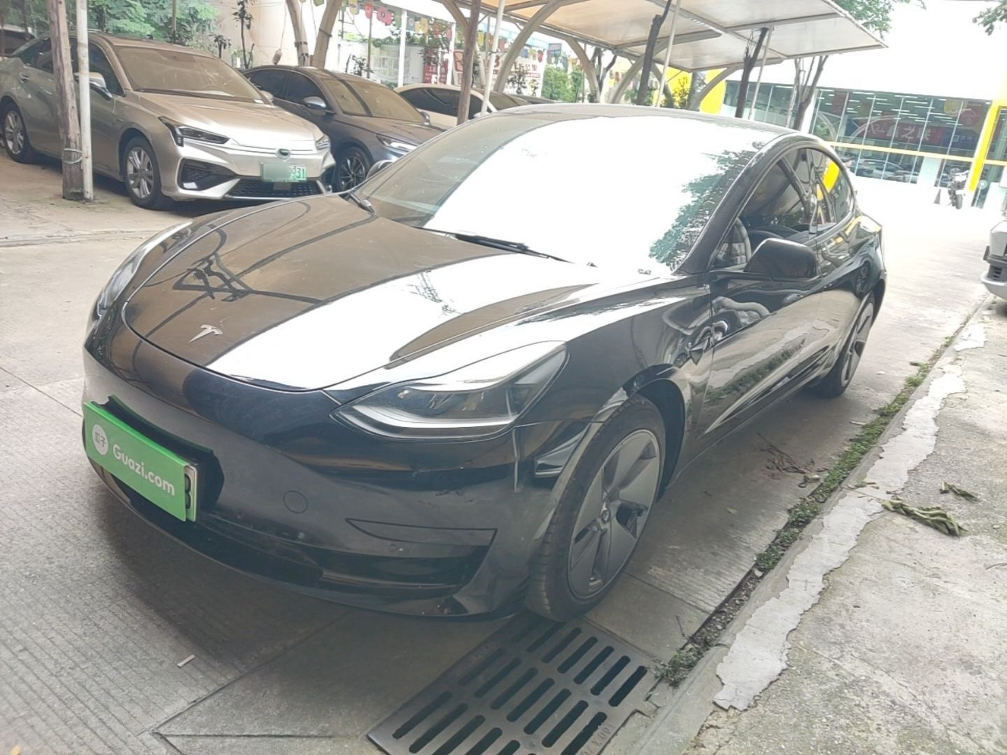 Под передней частью автомобиля