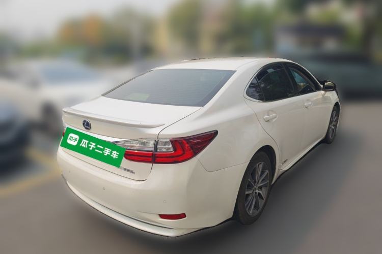 Used Lexus ES 2015 300h Comfort Edition Rear Right 45 Deg