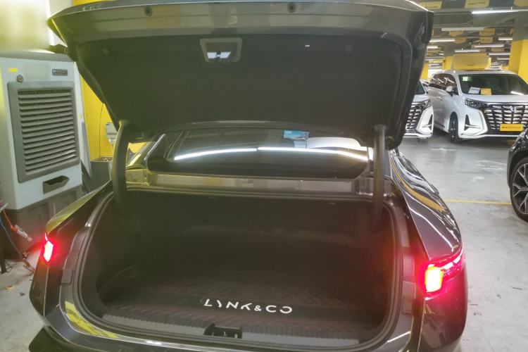 Used Lynk & Co Z10 2025 95 kWh 766 km Range Rear-Wheel Drive Max