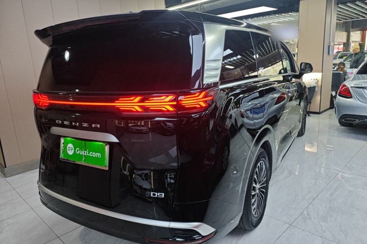 Used Denza D9 2022 DM-i 1040 Prestige Model
