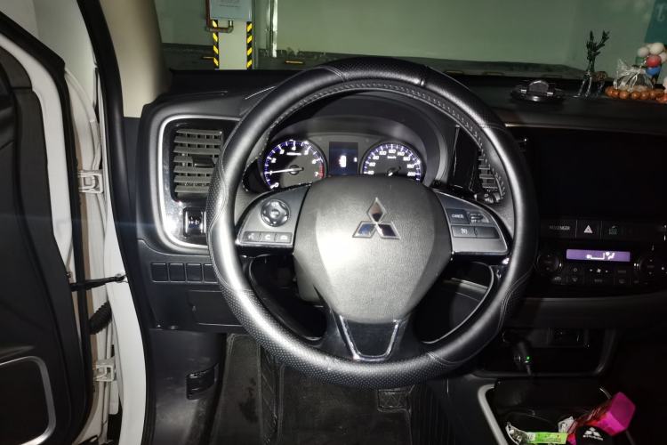 Used Mitsubishi Outlander 2019 2.0L Two-Wheel Drive Comfort Edition 7-Seater China VI Standard Steering Wheel