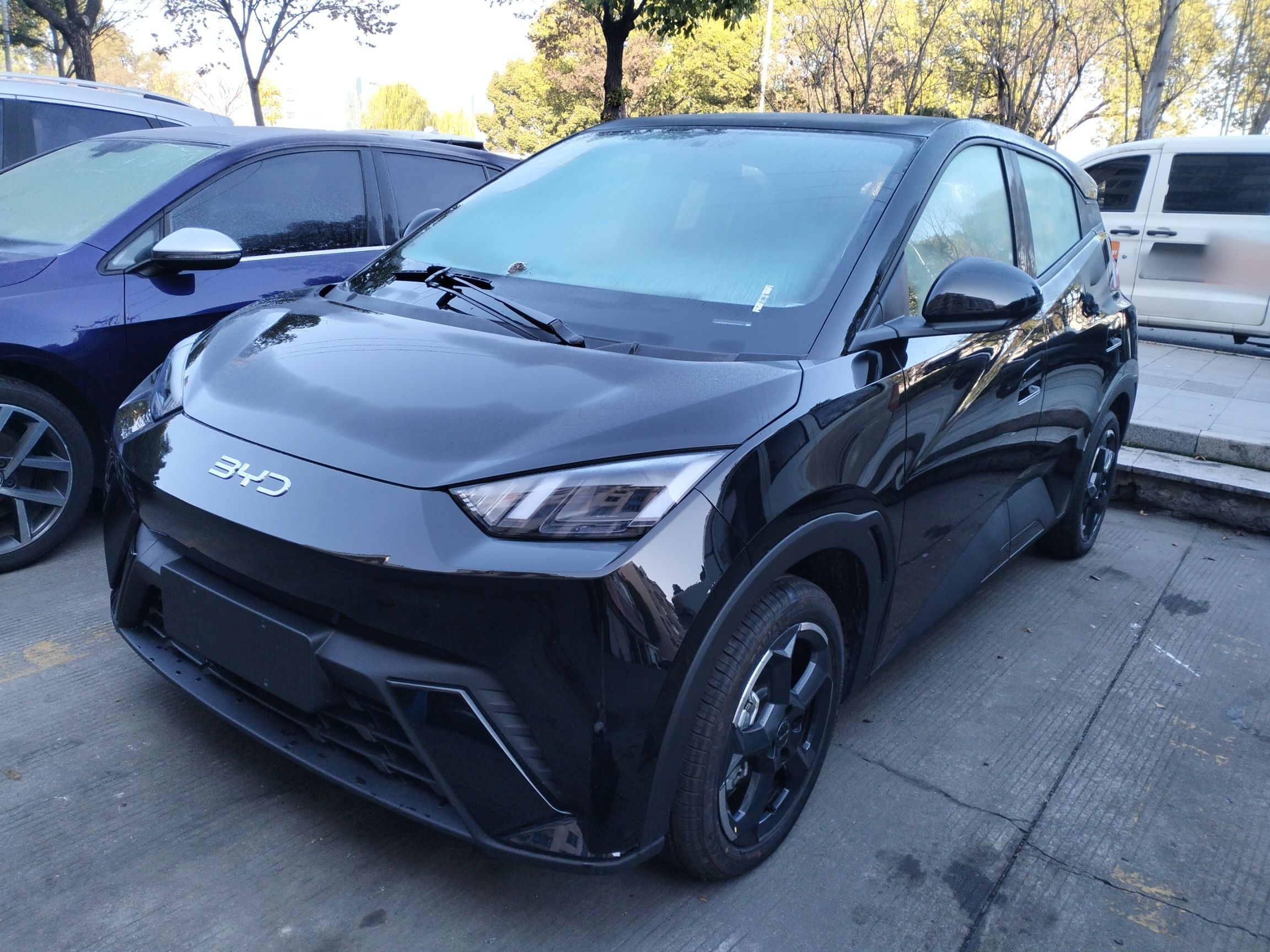 Под передней частью автомобиля