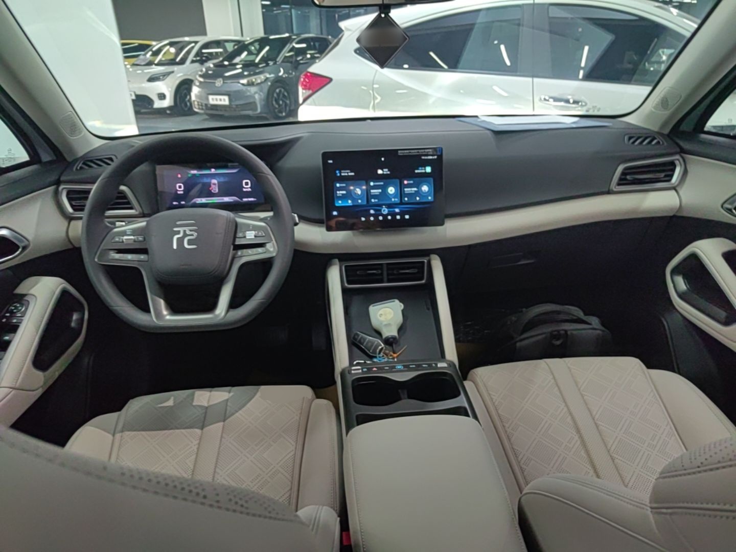 BYD Yuan UP 2025 Model 301KM Leading Version — снимка 12