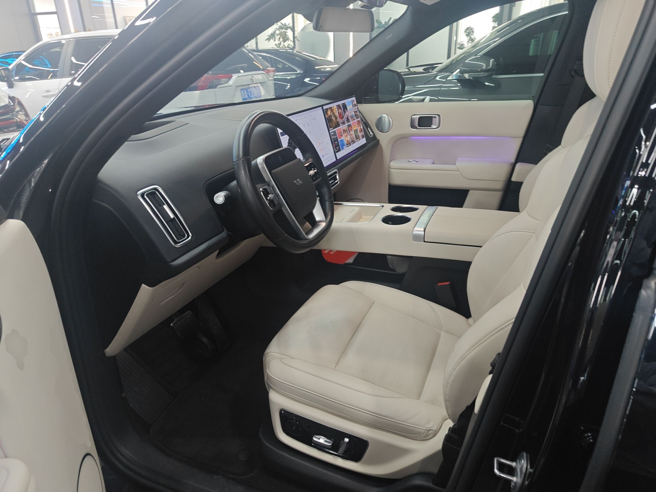 المقاعد الأمامية داخل السيارة