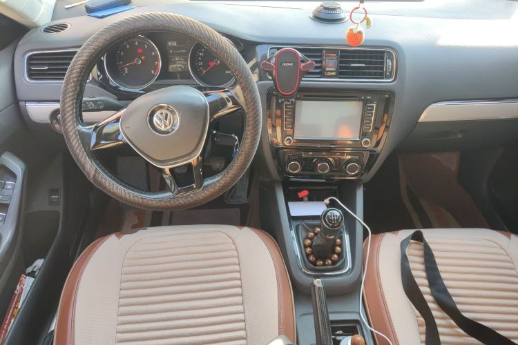 Used Volkswagen Sagitar 2015 1.6L Manual Comfort Model Steering Wheel