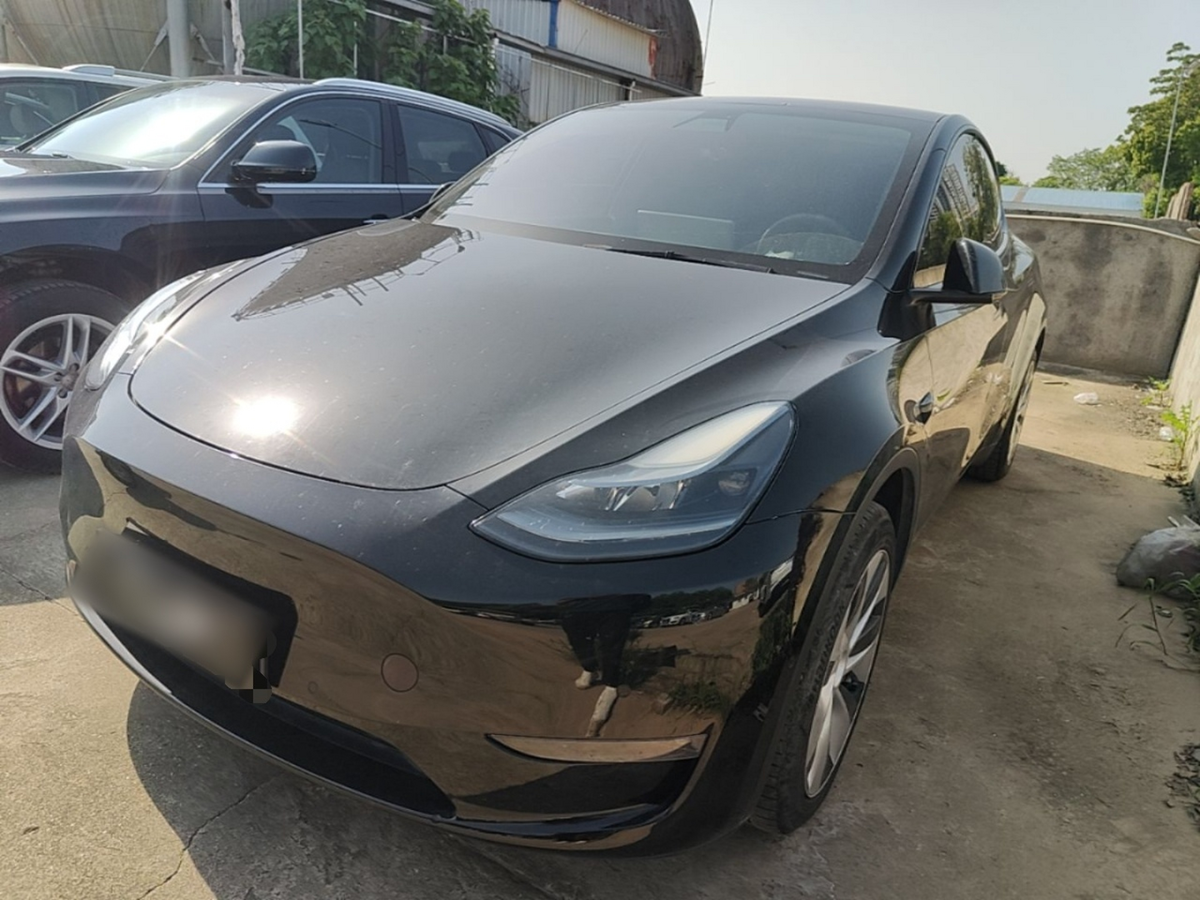 Под передней частью автомобиля