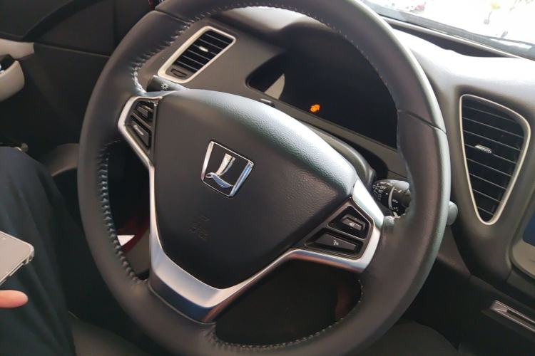 Used Luxgen 5 2016 1.8T Automatic ZhiZun Model Steering Wheel