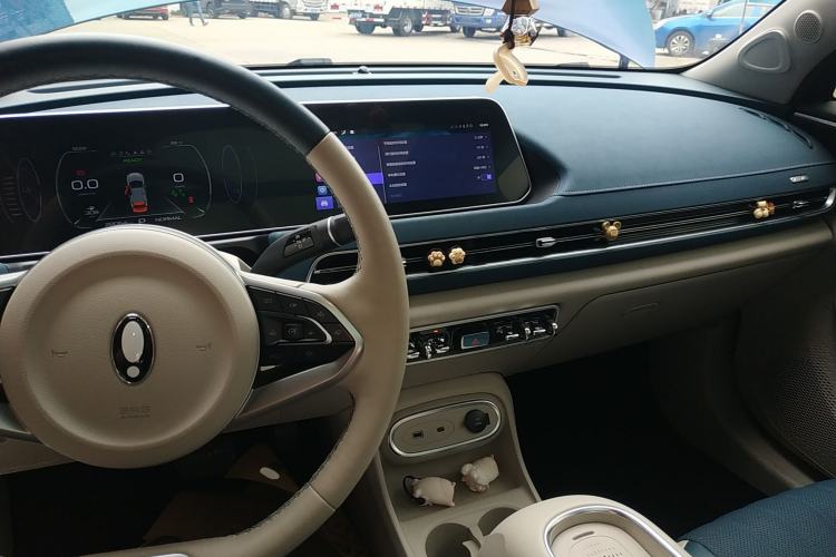 Used ORA Good Cat 2023 401 km Standard Range Premium Version Lithium Iron Phosphate Center Console