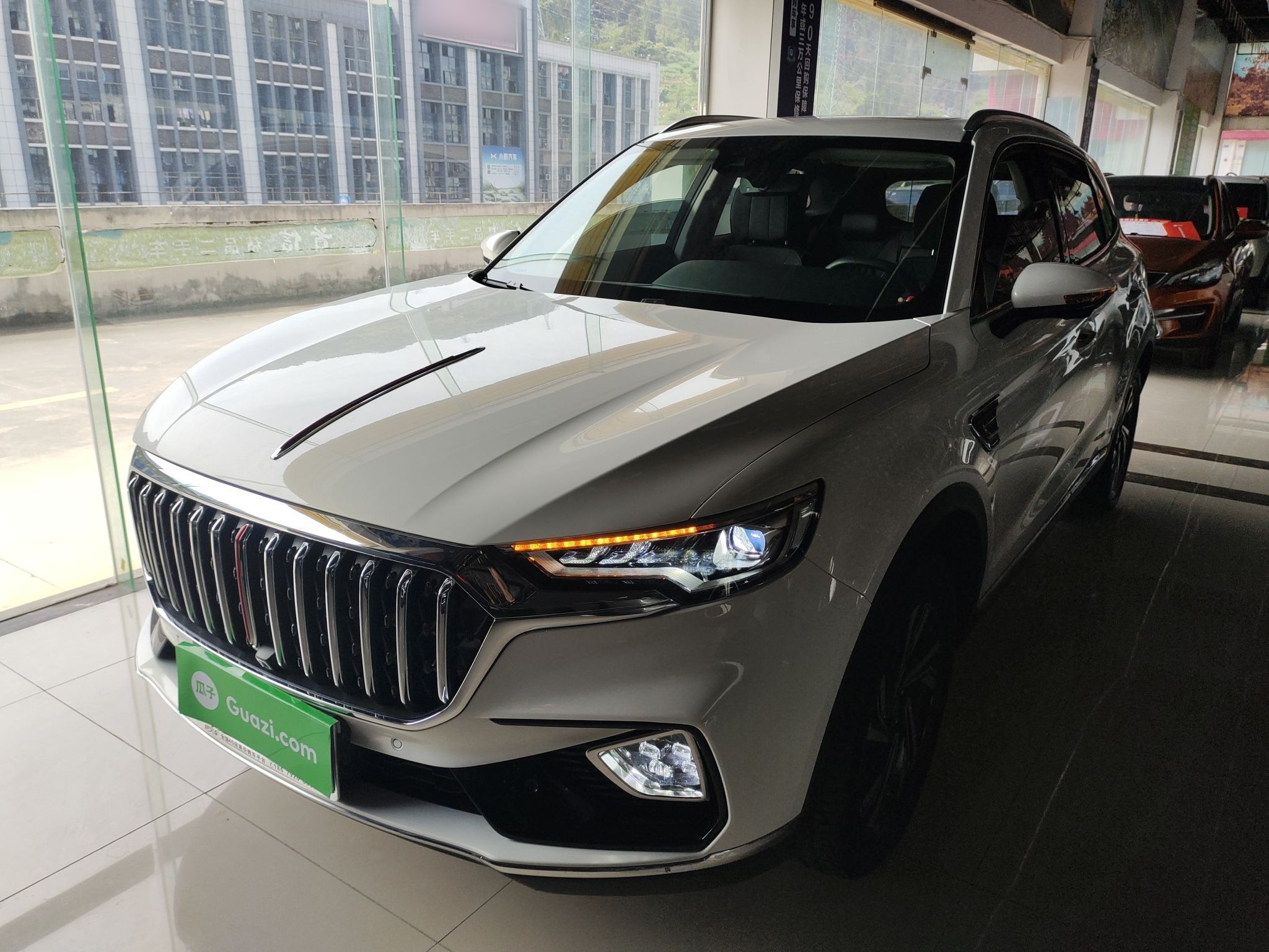 تحت مقدمة السيارة