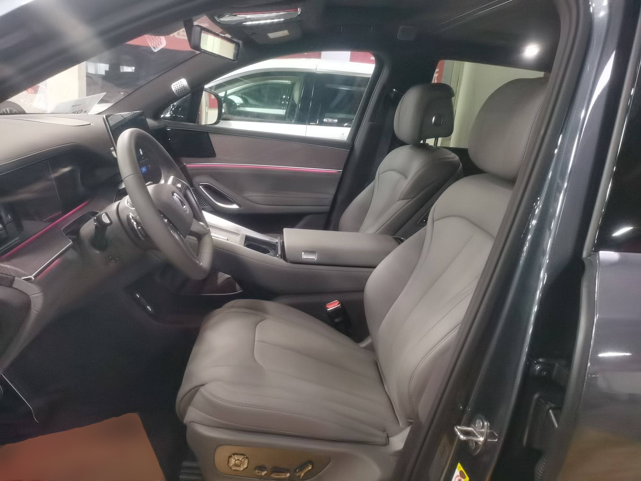 Переднее сиденье в автомобиле