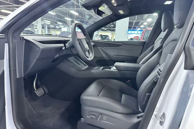 Used Tesla Model Y 2026 Rear-Drive Model Interior 2