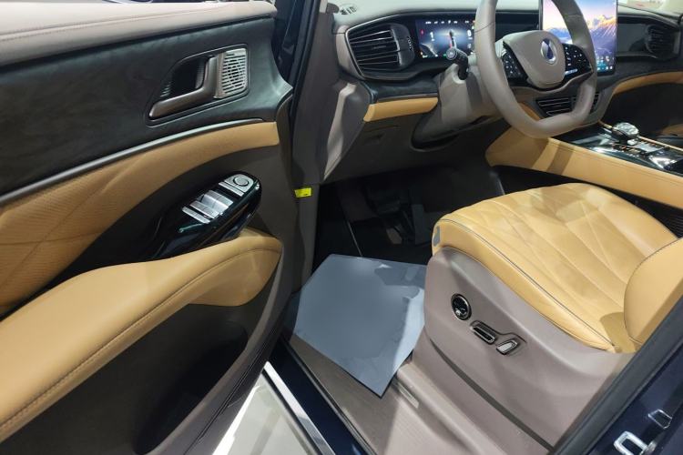 Used Denza D9 2022 DM-i 1040 Prestige Model