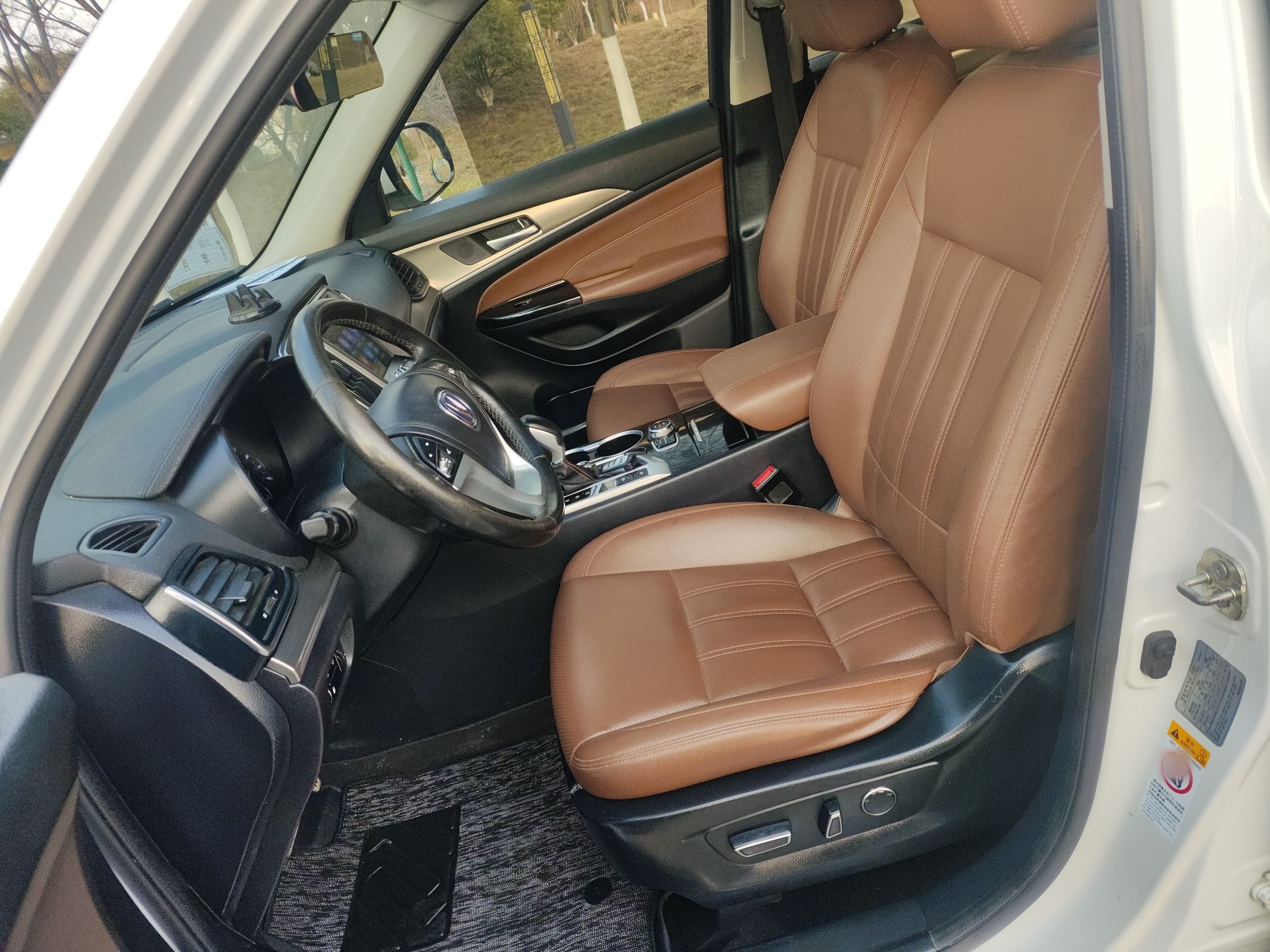 Переднее сиденье в автомобиле