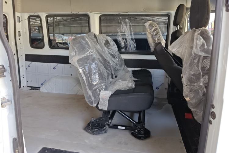 Used JMC Fushun 2023 2.0T Automatic Short-Wheelbase Mid-Top Commercial Multi-Purpose 6-Seater Passenger Vehicle