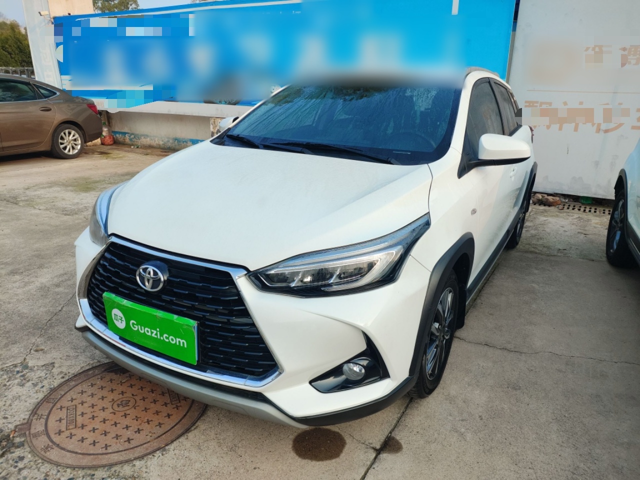 تحت مقدمة السيارة