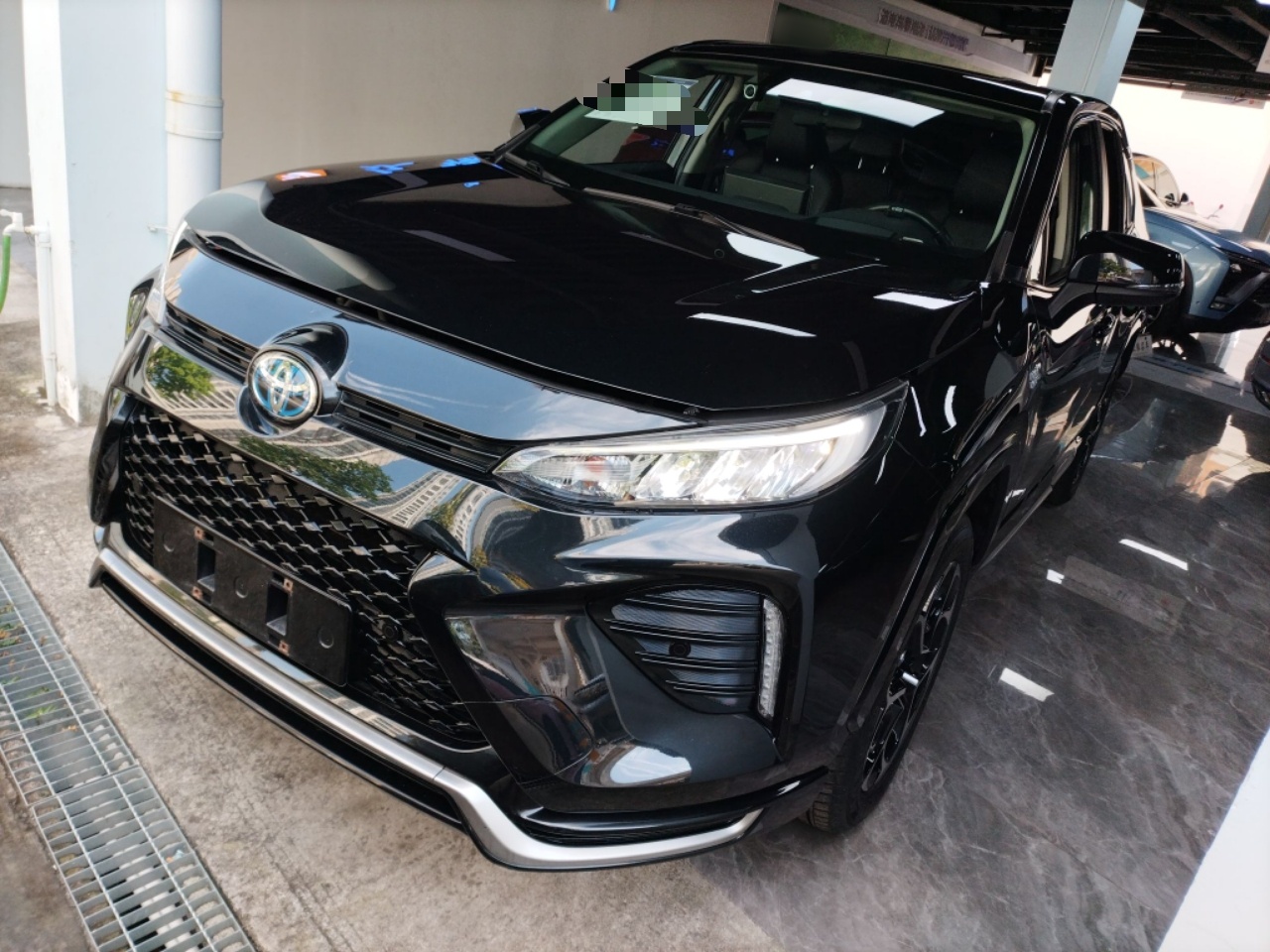 Под передней частью автомобиля