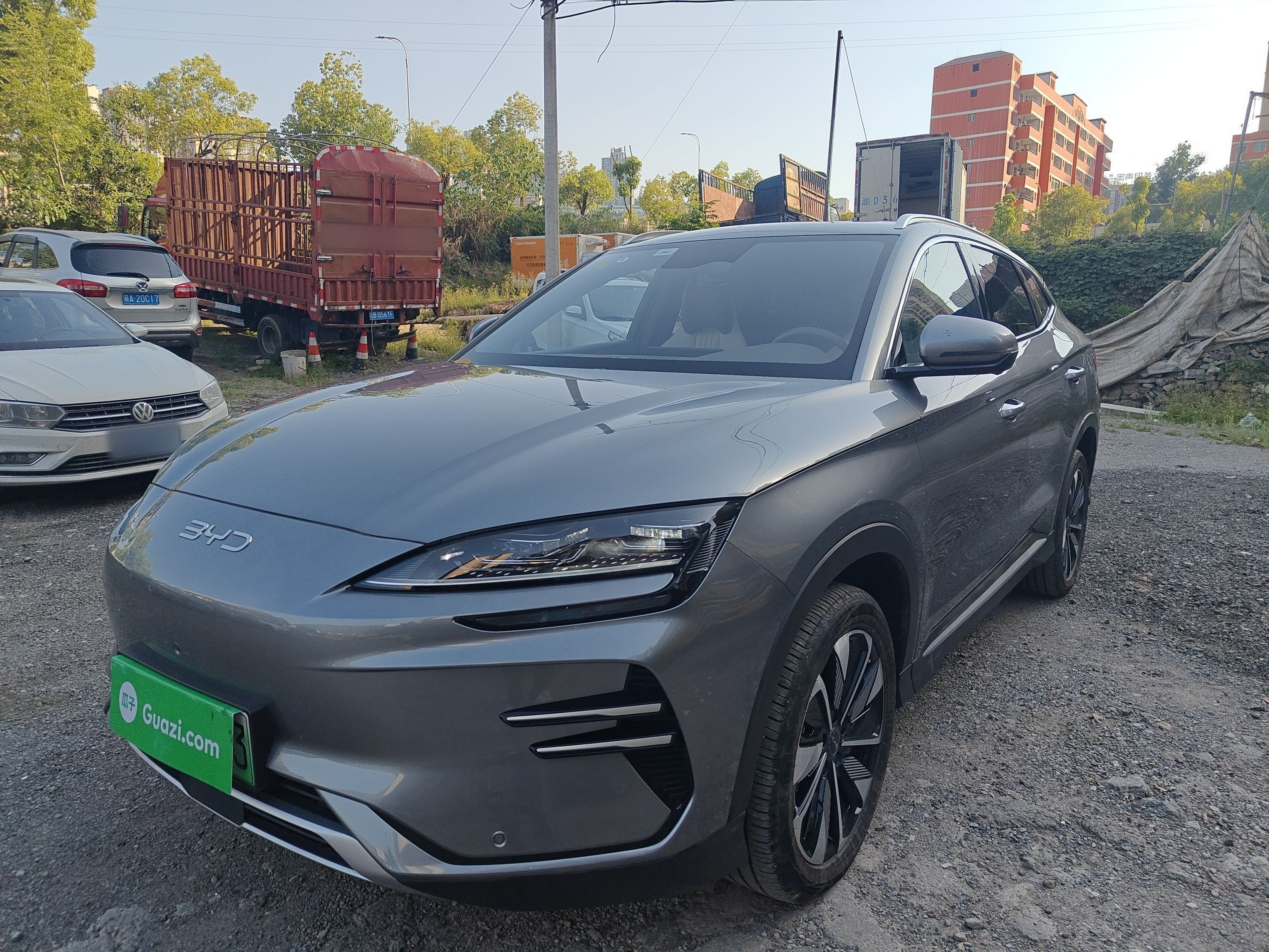 تحت مقدمة السيارة