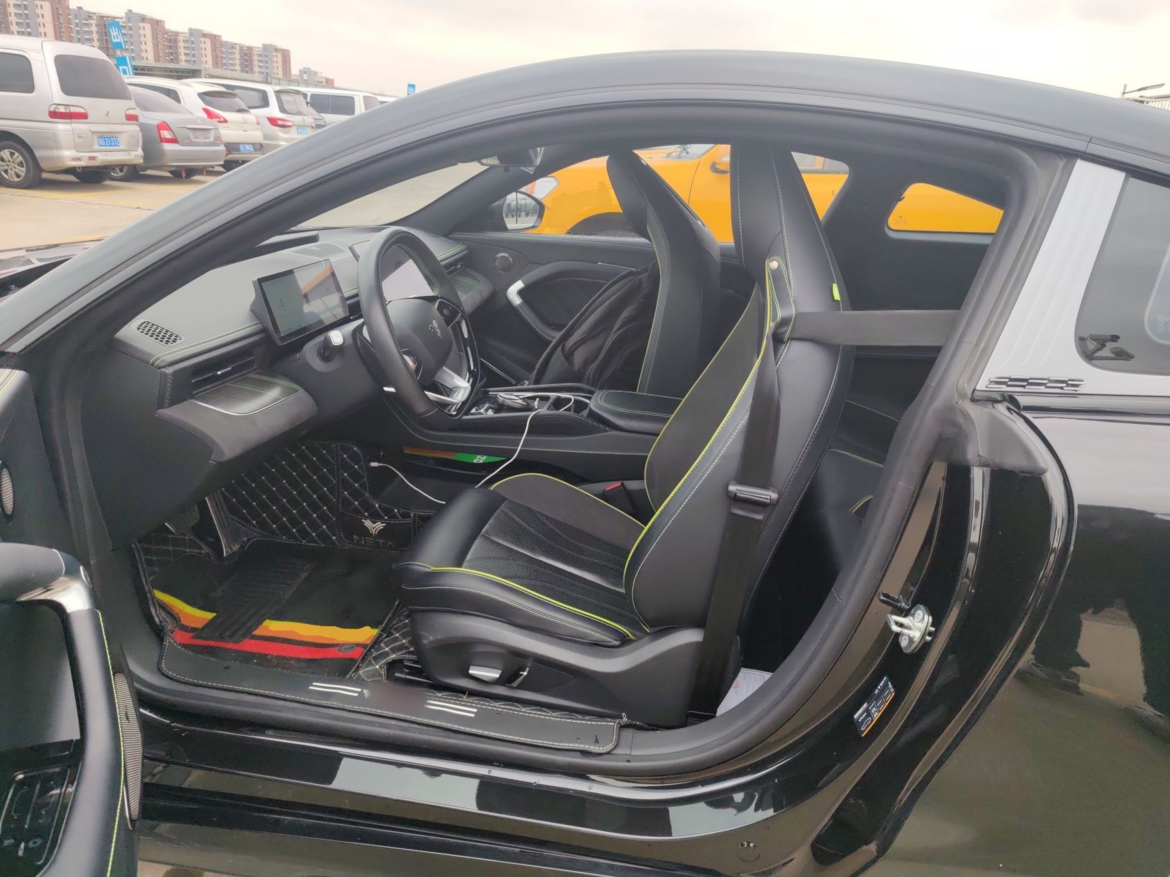 المقاعد الأمامية داخل السيارة