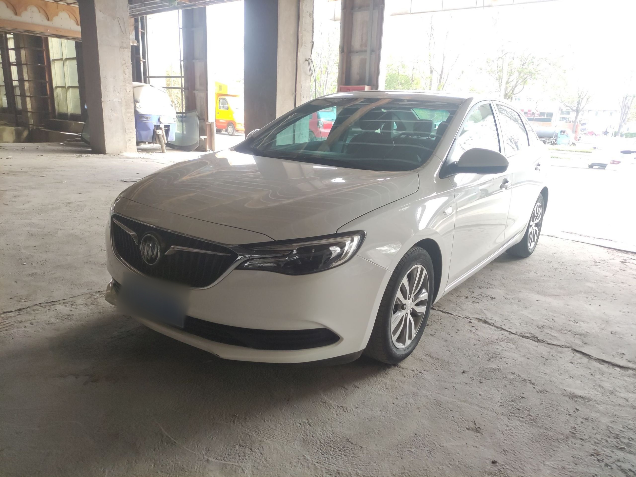 Под передней частью автомобиля