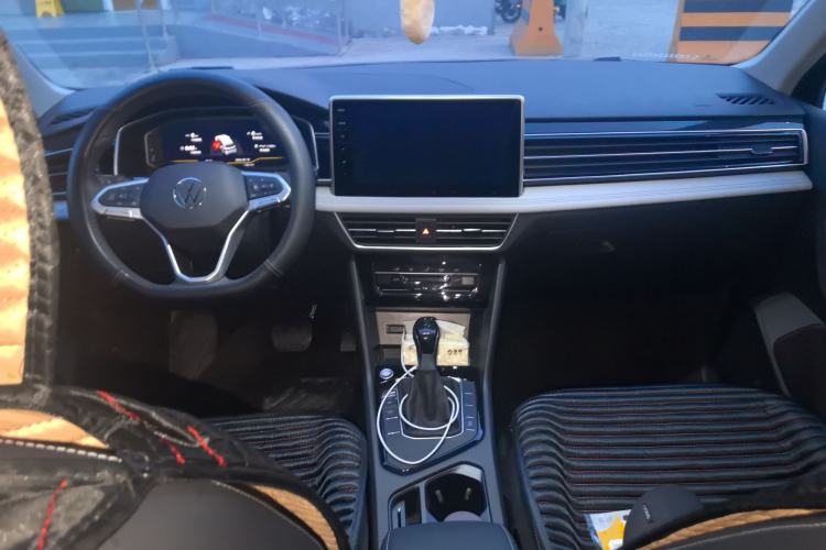 Used Volkswagen Tiguan L 2025 Model, Outstanding Version, 300TSI Automatic Two-Wheel Drive Longteng Edition
