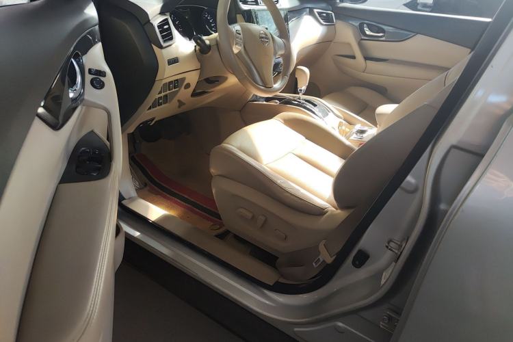 Used Nissan X-Trail 2014 2.5L CVT Leading Edition 4WD
