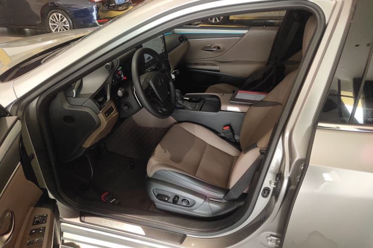 Used Lexus ES 2025 300h Deluxe Edition
