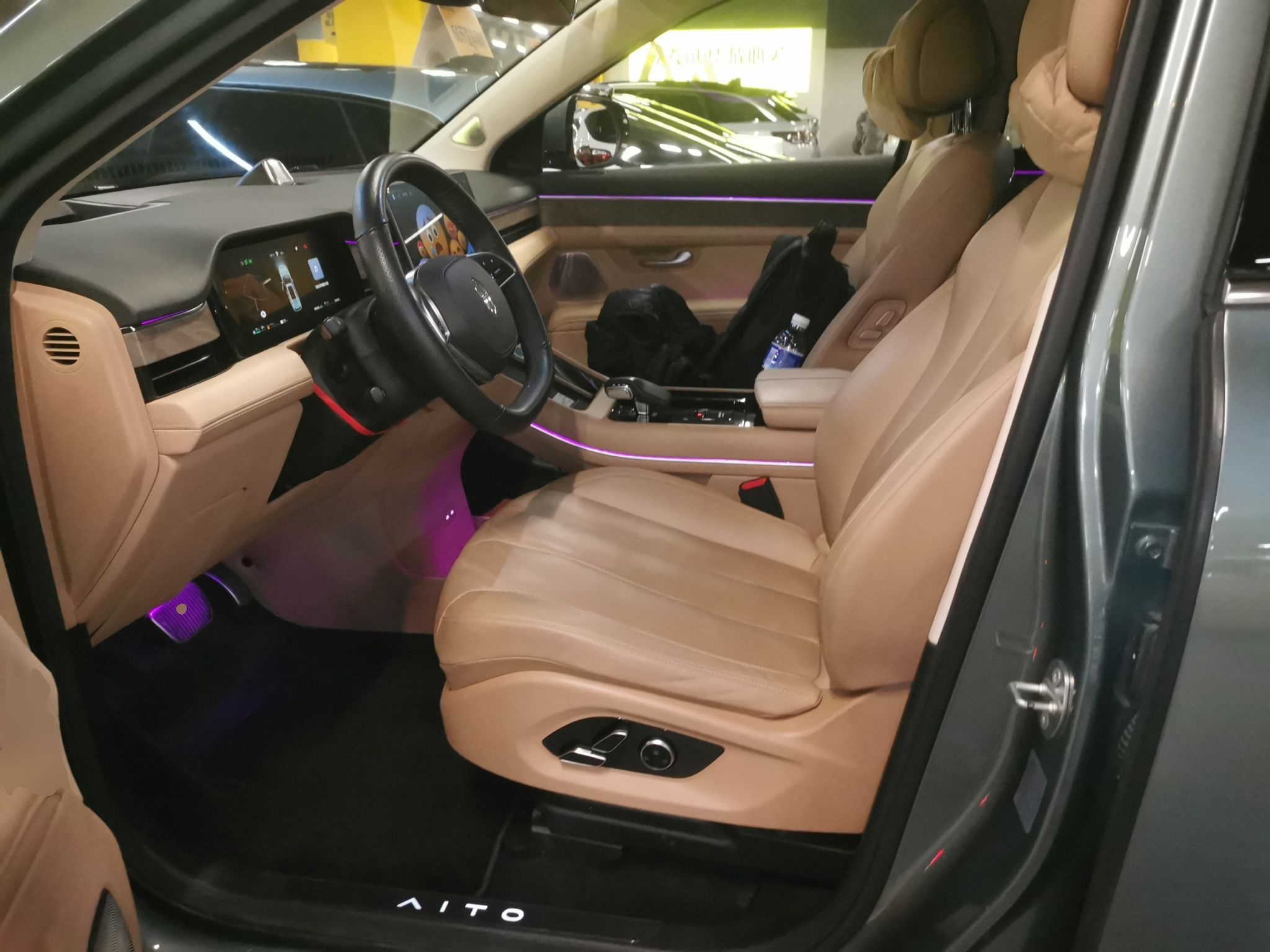 Переднее сиденье в автомобиле