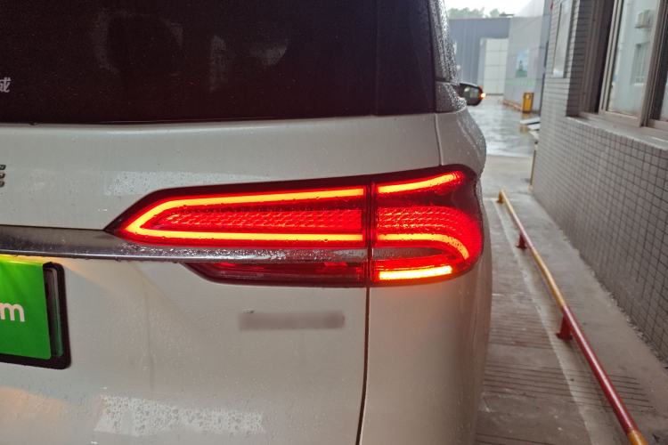 Used Roewe iMAX8 New Energy 2025 1.5T DMH Lu Zun Deluxe Edition Right Rear Taillight