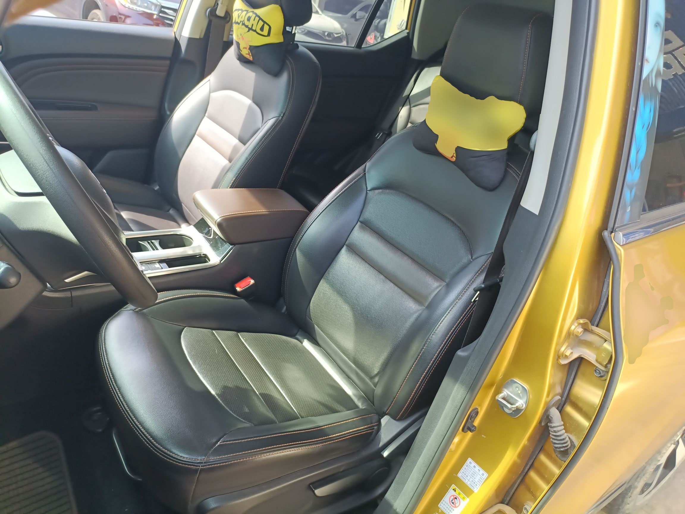 المقاعد الأمامية داخل السيارة