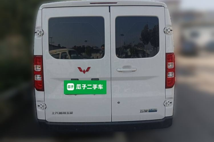 Used Wuling Yangguang 2024 300KM Comfort Version Passenger Van 75kW