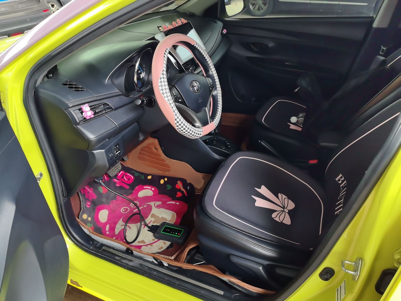 المقاعد الأمامية داخل السيارة